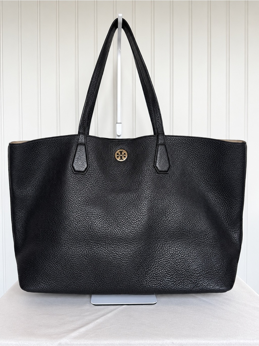 Tory Burch Perry Large Tote Black Pebbled Leather Gold Logo Shoulder Bag